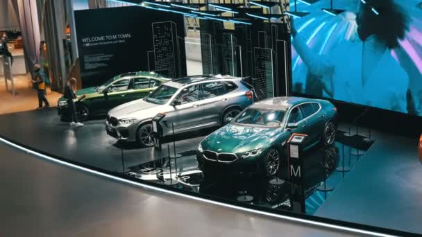 Monachium, Niemcy - 16 grudnia 2019: Sala wystawowa w kompleksie Bmw. Nowe zaawansowane samochody stoją na wystawie. Nowoczesna wystawa najnowszych samochodów w słynnym Bmw Welt Museum — Wideo stockowe