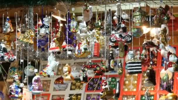 Viena, Áustria - 21 de dezembro de 2019: Brinquedos de Natal pintados multicoloridos de vidro e bolas de decoração no balcão do mercado de Natal. Noite tiro Viena mercado de natal — Vídeo de Stock