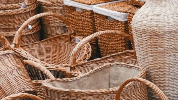 Artículos de muebles de mimbre. Cestas y cajas para un picnic, ropa de cama y varias cosas en una feria de artesanía popular . — Vídeos de Stock