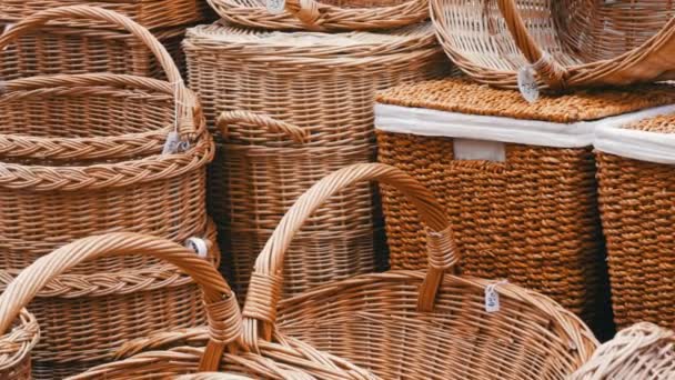 Wicker furniture items. Baskets and boxes for a picnic, linen and various things at a folk craft fair. — 비디오