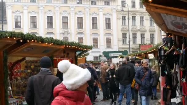 Wien, Österreich - 19. Dezember 2019: traditioneller europäischer Weihnachtsmarkt. Kioske mit einer Vielzahl von Souvenirs und Lebensmitteln, an denen die Menschen tagsüber vorbeigehen — Stockvideo