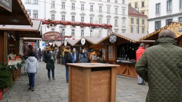 Wien, Österrike - 19 december 2019: Traditionell europeisk julmarknad. Kiosker med en mängd souvenirer och mat som människor passerar dagtid — Stockvideo
