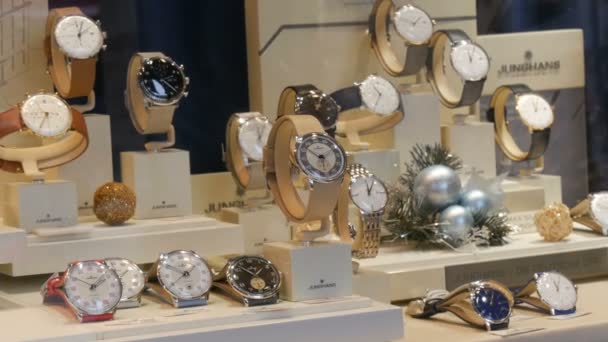 Vienna, Austria - December 19, 2019 Luxury fashion showcase with expensive wrist watches of various brands with price tags — 비디오