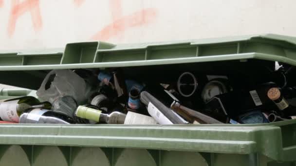 Bécs, Ausztria - 2019. december 19.: Műanyag szemeteskonténerek színes üvegpalackokhoz. Szemetet válogatok és újrahasznosítok. Környezetvédelem, hulladékválogatás. Felirat német nyelven — Stock videók