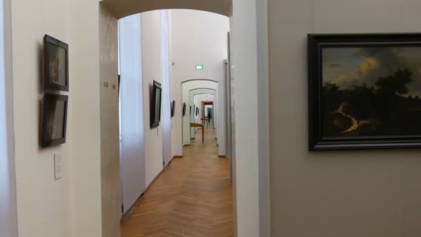 Munich, Alemania - 17 de diciembre de 2019: Antiguo corredor de Pinakothek. Exposición de hermosas pinturas grandes mundialmente famosas de artistas — Vídeos de Stock