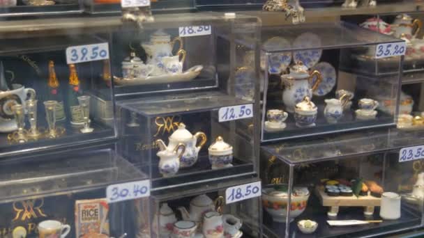Viena, Áustria - 20 de dezembro de 2019: Brinquedos em porcelana miniatura em casa de bonecas. Várias comodidades no banheiro. Inscrição em alemão — Vídeo de Stock