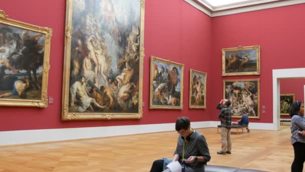 Monaco di Baviera, Germania - 17 dicembre 2019: Old Pinakothek. Esposizione di bellissimi dipinti di artisti famosi in tutto il mondo — Video Stock