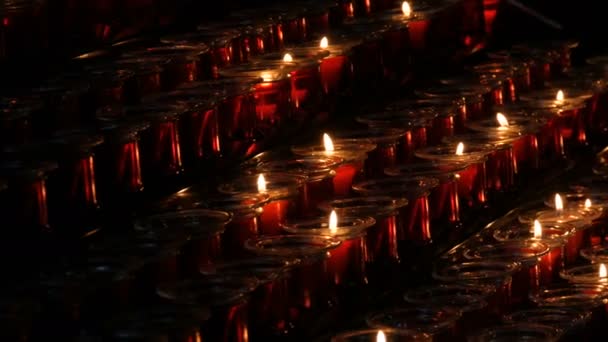 Bougies rondes rouges funéraires brûlantes dans le temple — Video