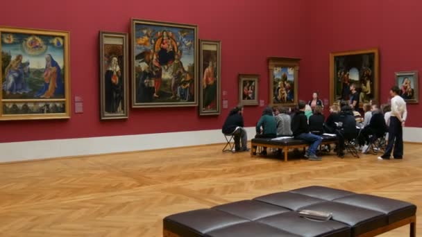 Munich, Germany - December 17, 2019: A group of visitors to art lovers discuss paintings. Old Pinakothek. Exposition of beautiful large world-famous paintings by artists — Stock Video