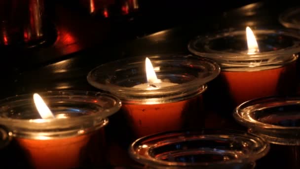Brennende Beerdigung rote runde Kerzen im Tempel — Stockvideo