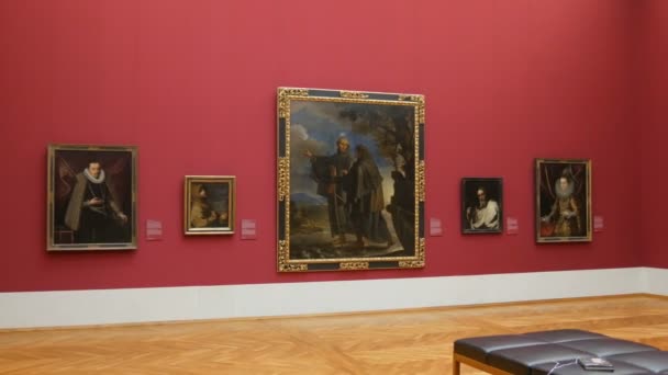 Múnich, Alemania - 17 de diciembre de 2019: Old Pinakothek. Exposición de hermosas pinturas grandes mundialmente famosas de artistas — Vídeos de Stock