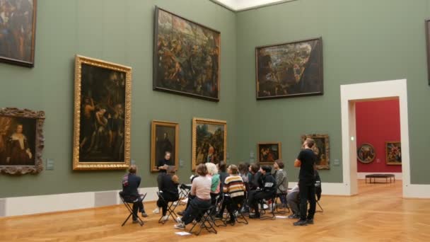 Munich, Germany - December 17, 2019: A group of visitors to art lovers discuss paintings. Old Pinakothek. Exposition of beautiful large world-famous paintings by artists — 비디오