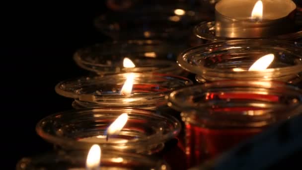 Burning funeral red round candles in the temple — Stock Video