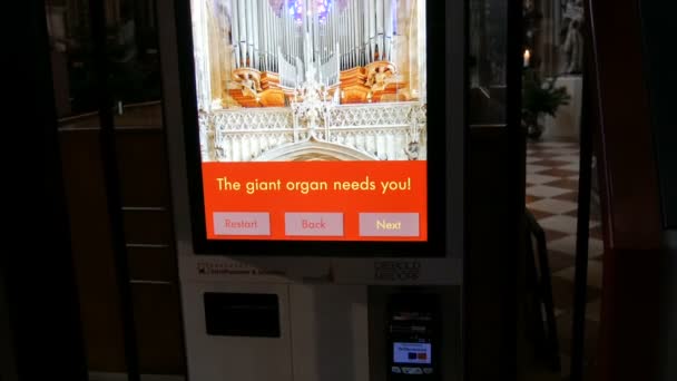 Vídeň, Rakousko - 19. prosince 2019: Vídeň Katedrála sv. Štěpána, speciální moderní bankovní termín pro dary v různých jazycích a schopnost platit kreditní kartou — Stock video