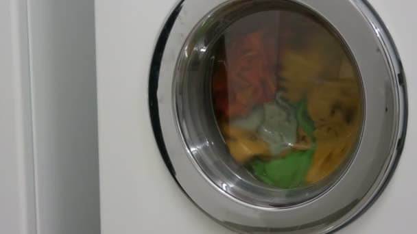 Praní prádla je v bílé pračce v prádelně. — Stock video