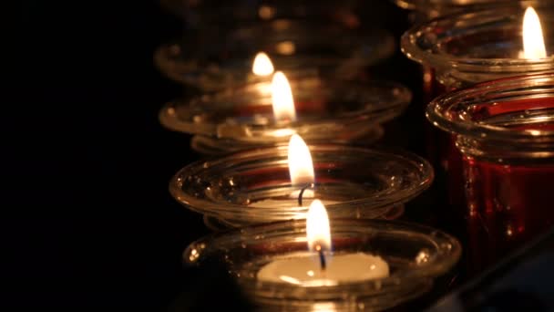 Brennende Beerdigung rote runde Kerzen im Tempel — Stockvideo