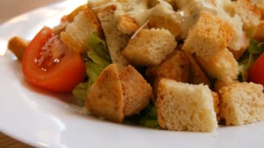 Parmesan peynirli taze Sezar salatası, kraker, domates, tavuk eti ve restoranda salata.