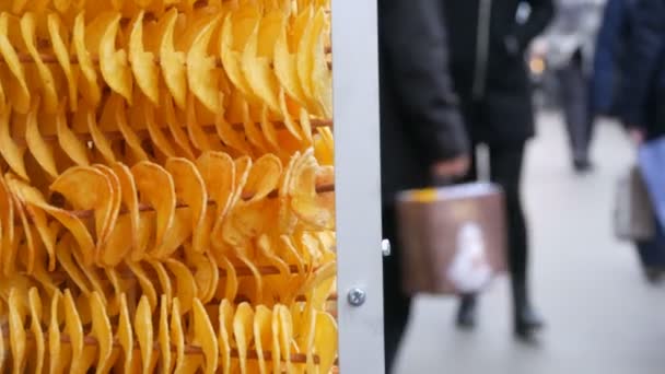 Interesantes papas fritas colgadas en pinchos. Puesto de Navidad con patatas fritas o manzana — Vídeos de Stock