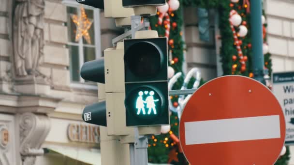 Wien, Österreich - 21. Dezember 2019: eine interessante grüne Ampel in Form eines Liebespaares. Verkehrszeichen auf Straße in der Innenstadt — Stockvideo
