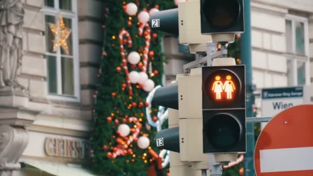 Відень, Австрія - 21 грудня 2019: Цікавий червоний сигнал руху у вигляді пари коханців. Дорожні сигнали на вулиці центру міста. — стокове відео