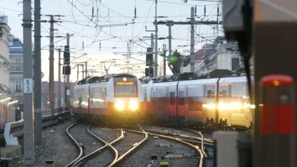 Βιέννη, Αυστρία - 22 Δεκεμβρίου 2019: Δύο τρένα συναντιούνται σε ράγες. Σταθμός και τρένο που κινείται σιδηροδρομικώς. — Αρχείο Βίντεο