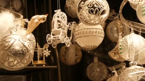 Viena, Áustria - 21 de dezembro de 2019: Brinquedos de Natal de Vidro Branco e bolas de decoração no balcão do mercado de Natal. Noite tiro Viena mercado de natal — Vídeo de Stock