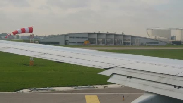 アムステルダム,オランダ- 2019年4月26日:スキポール空港は世界最大級の空港です。離陸準備中の航空機が空港を通過中 — ストック動画