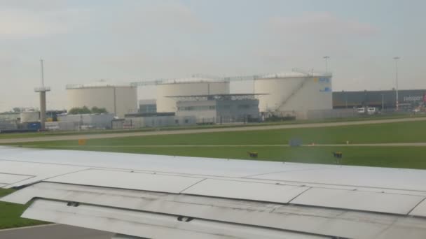アムステルダム,オランダ- 2019年4月26日:スキポール空港は世界最大級の空港です。離陸準備中の航空機燃料タンクを通過中 — ストック動画