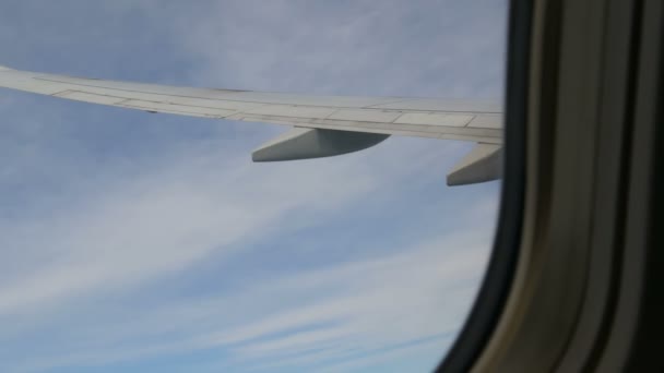 L'aereo guadagna altezza vista dalla finestra del piano — Video Stock