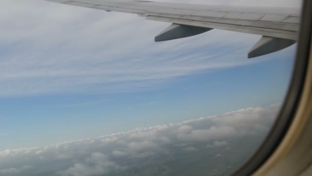 Letadlo získává pohled z okna letadla na výšku — Stock video