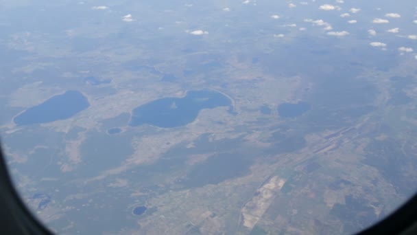 L'aereo sorvola i campi desertici e la vista dei laghi dall'oblò — Video Stock