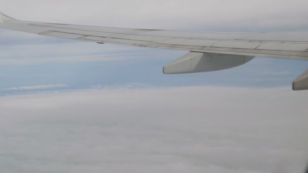 Het vliegtuig vliegt wolkenzicht op vleugel vanuit patrijspoort — Stockvideo