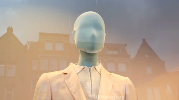 Een deel van de vrouwenmannequin in petto. Dummy in de etalage. Mooie, dure, modieuze kleding worden getoond op een boetiek showcase — Stockvideo