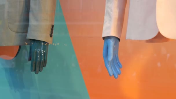 Een deel van mannelijke mannequin. Dummy in de etalage. Mooie, dure, modieuze kleding worden getoond op een boetiek showcase — Stockvideo