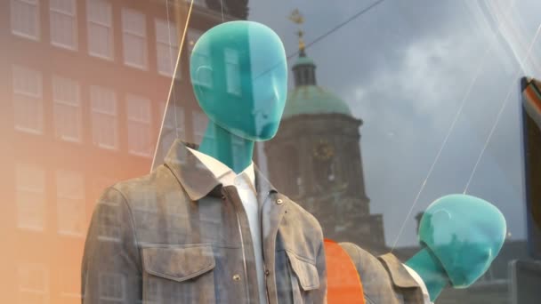 Een deel van mannelijke mannequin. Dummy in de etalage. Mooie, dure, modieuze kleding worden getoond op een boetiek showcase — Stockvideo