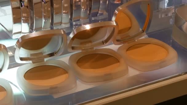 Amsterdam, Olanda - 25 aprile 2019: Negozio di cosmetici di moda di lusso. Stand con varietà di fondazione in polvere e occultatori — Video Stock