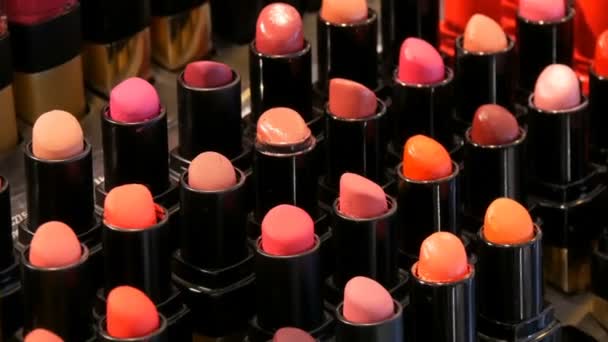 Tienda de cosméticos de moda de lujo. Soportes con variedad de lápices labiales de diferentes colores, cosméticos profesionales para mujeres — Vídeos de Stock