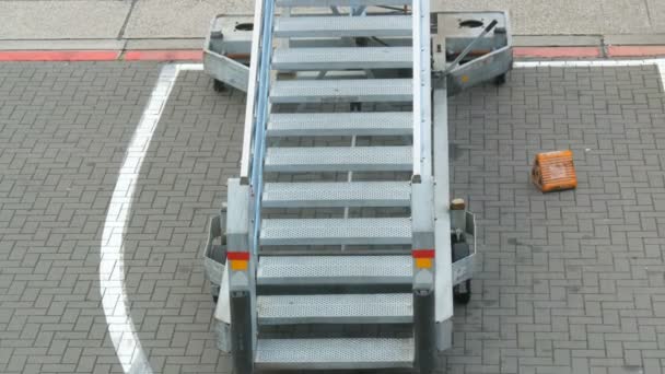 Ladder gangway de avião fica sozinho na pista — Vídeo de Stock