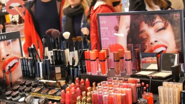 Amsterdam, Pays-Bas - 25 avril 2019 : Magasinez des cosmétiques de mode de luxe. Supports avec une variété de cosmétiques décoratifs, rouge à lèvres, mascara, brillant, fard à paupières — Video