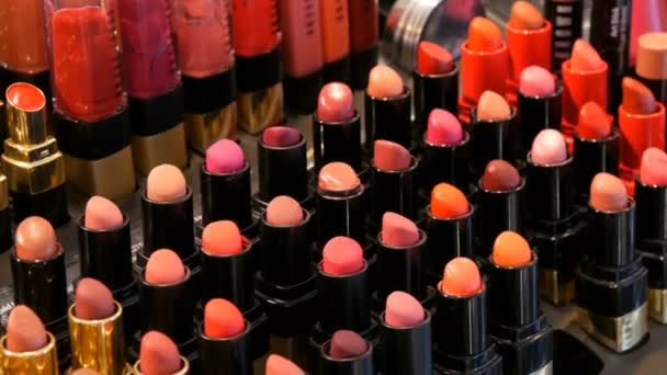 Ámsterdam, Países Bajos - 25 de abril de 2019: Tienda de cosméticos de moda de lujo. Soportes con variedad de lápices labiales de diferentes colores, cosméticos profesionales para mujeres — Vídeos de Stock