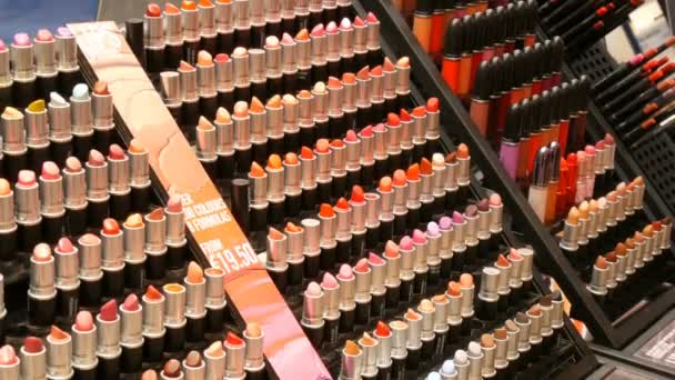 Amsterdam, Nizozemsko - 25. dubna 2019: Obchod s luxusní módní kosmetikou. Stojí s řadou dekorativní kosmetiky, rtěnky, řasenky, lesk, oční stíny — Stock video