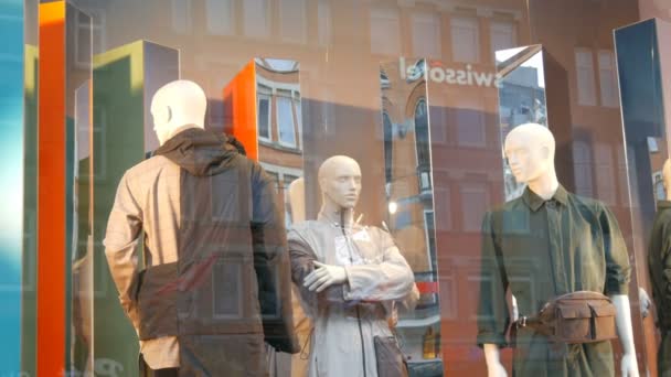 Amsterdam, Holandia - 25 kwietnia 2019: Część męskiego manekina. Głupek w witrynie sklepowej. Piękne, drogie, modne ubrania pokazane są na butikowej gablocie — Wideo stockowe