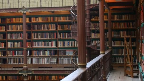 Винтажные книжные полки в старой библиотеке музея Рийгикогу в Амстердаме — стоковое видео