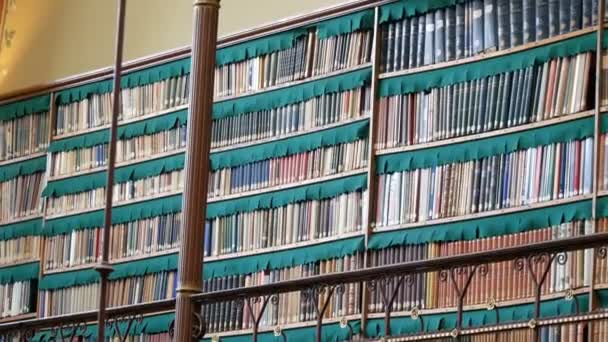 Belle librerie vintage nella vecchia biblioteca — Video Stock