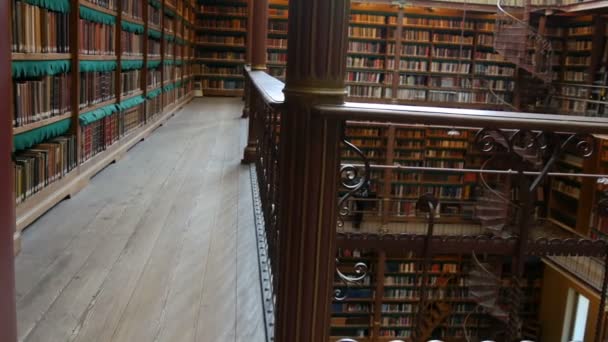 Hermosas estanterías vintage en la antigua biblioteca en el Rijksmuseum, Amsterdam — Vídeo de stock