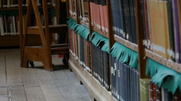 Schöne alte Bücherregale in der alten Bibliothek im rijksmuseum, amsterdam — Stockvideo