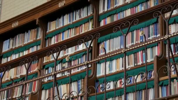 Estantes de livros vintage bonitas na antiga biblioteca no Rijksmuseum, Amsterdã — Vídeo de Stock