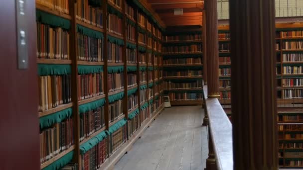 Schöne alte Bücherregale in der alten Bibliothek im rijksmuseum, amsterdam — Stockvideo