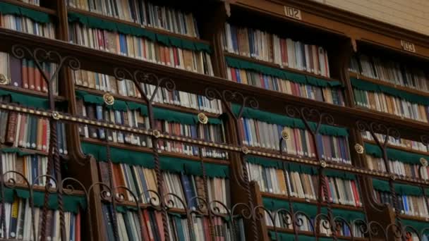Estantes de livros vintage bonitas na antiga biblioteca no Rijksmuseum, Amsterdã — Vídeo de Stock
