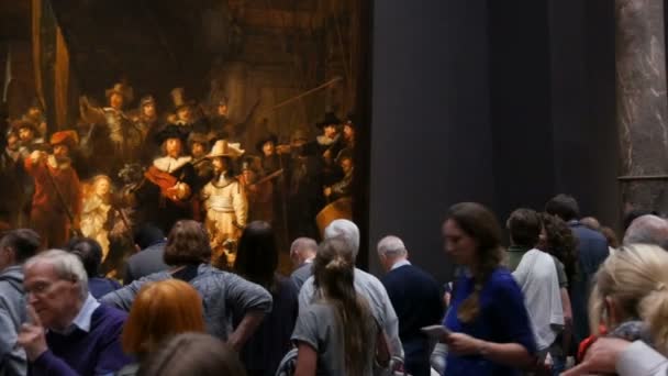 AMSTERDAM, NETHERLANDS - 25 April, 2019: People watching the picture The Night Watch of Rembrandt, in Rijksmuseum. Crowd tourist interested in art. — 비디오